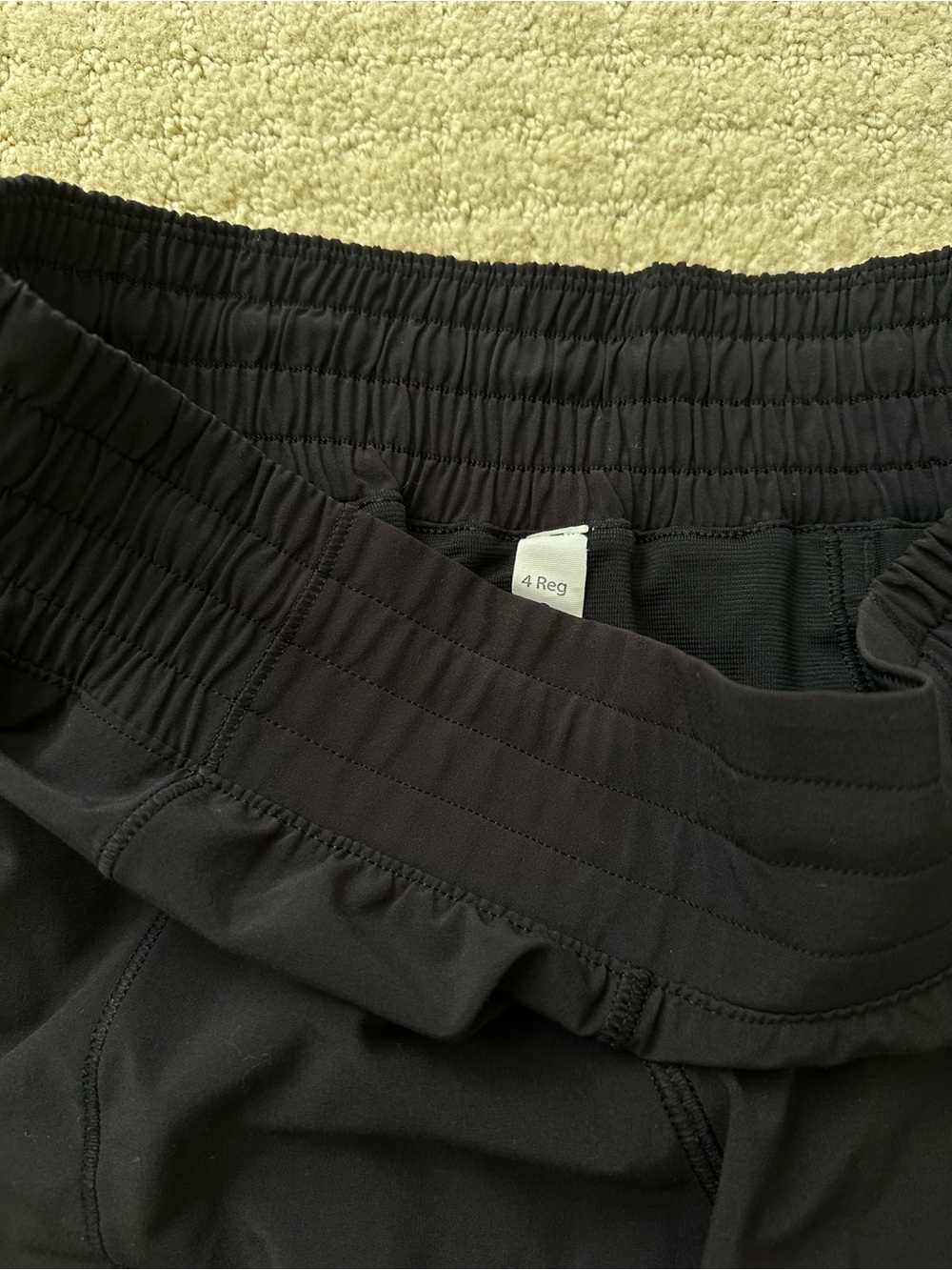 Lululemon Hotty hot high rise shorts 2.5 - Picture 3 of 4